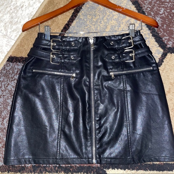 Black Faux Leather Mini Skirt size Medium - Picture 3 of 6